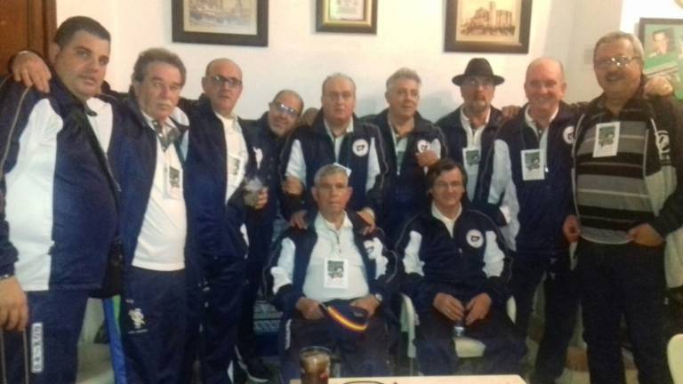 Meritorio papel de los equipos de dominó Meritorio papel de los equipos de dominó