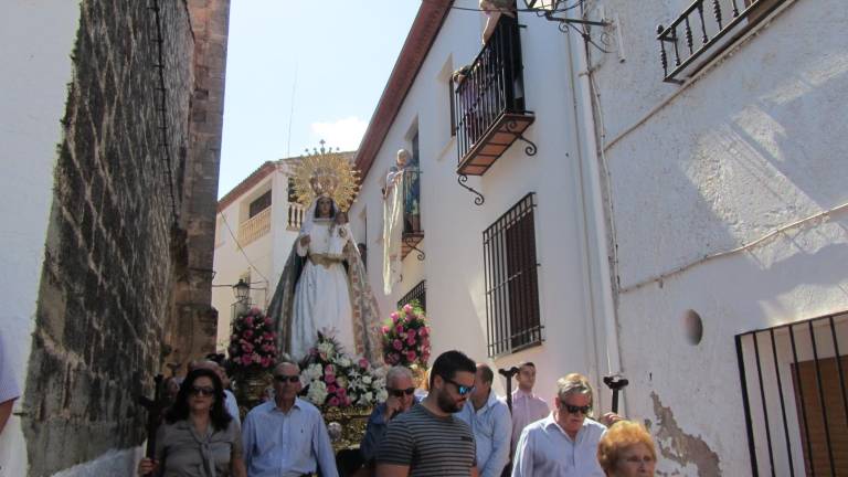 Qué manto más sencillo y bello Qué manto más sencillo y bello