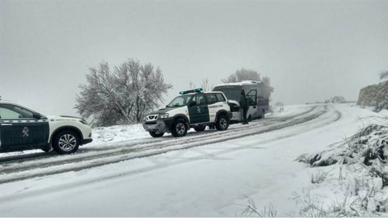 La Guardia Civil auxilia a un autobús con escolares atrapado por la nieve en Huelma