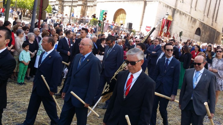 Miles de fieles veneran el Cuerpo de Cristo por las calles de Jaén