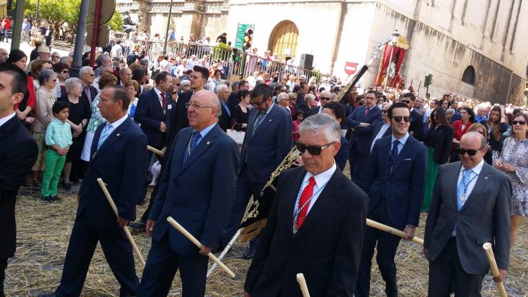 Miles de fieles veneran el Cuerpo de Cristo por las calles de Jaén Miles de fieles veneran el Cuerpo de Cristo por las calles de Jaén