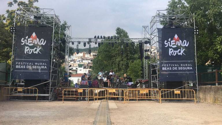 El rock une la noche y el día en Beas El rock une la noche y el día en Beas