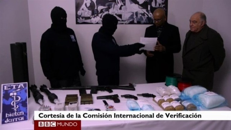 Francia entrega a España miles de efectos y más de 300 armas incautadas a ETA