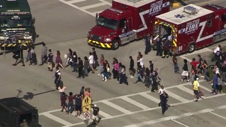 Al menos 17 muertos y 15 heridos en un tiroteo en un instituto en Florida (EEUU)