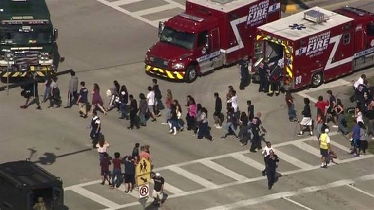 Al menos 17 muertos y 15 heridos en un tiroteo en un instituto en Florida (EEUU) Al menos 17 muertos y 15 heridos en un tiroteo en un instituto en Florida (EEUU)