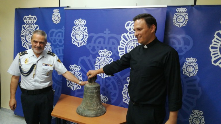 La Policía recupera una campana del siglo XVII