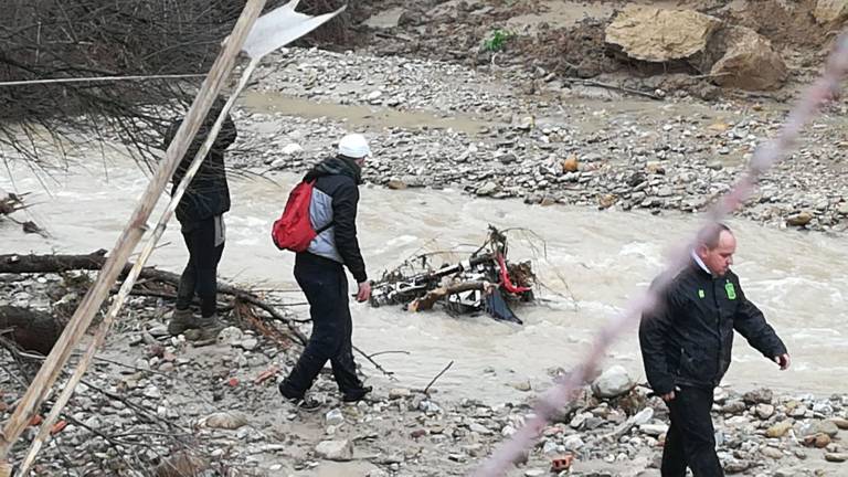 Localizan la moto del joven arrollado por el agua en Martos