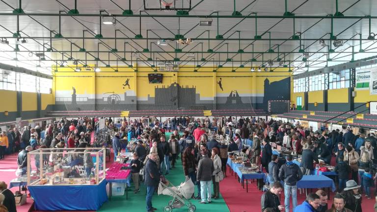 Los coleccionistas disfrutan en la feria de antigüedades