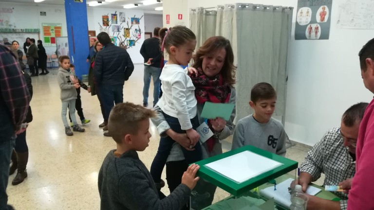 Maribel Lozano vota acompañada de sus tres sobrinos
