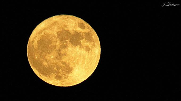 La expectación se desborda para capturar la superluna La expectación se desborda para capturar la superluna