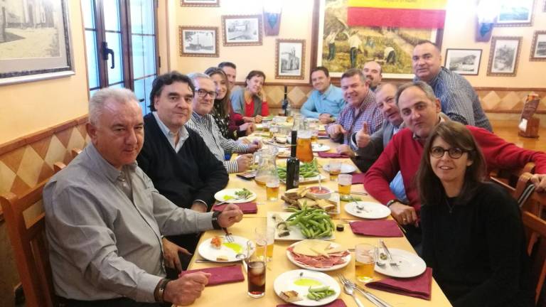 Almuerzo navideño entre compañeros Almuerzo navideño entre compañeros