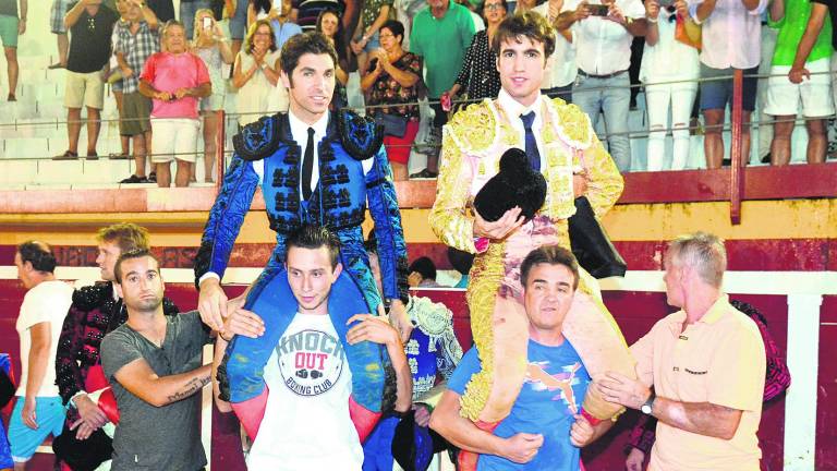 El toreo de Cayetano y Adrián de Torres vence la tormenta El toreo de Cayetano y Adrián de Torres vence la tormenta