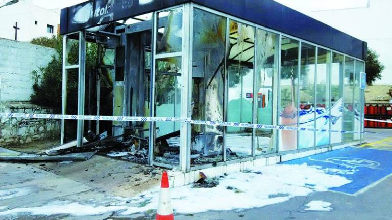 Un túnel de lavado resulta incendiado Un túnel de lavado resulta incendiado