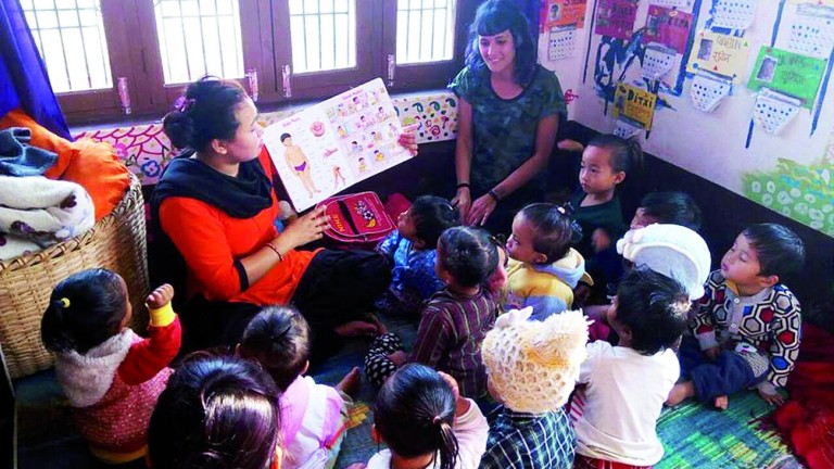 Ayuda alcalaína da un “empujón” a una escuela de “Nepal Sonríe”