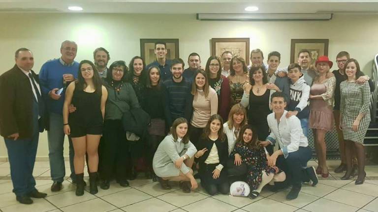 Gran cena de un grupo de universitarios Gran cena de un grupo de universitarios