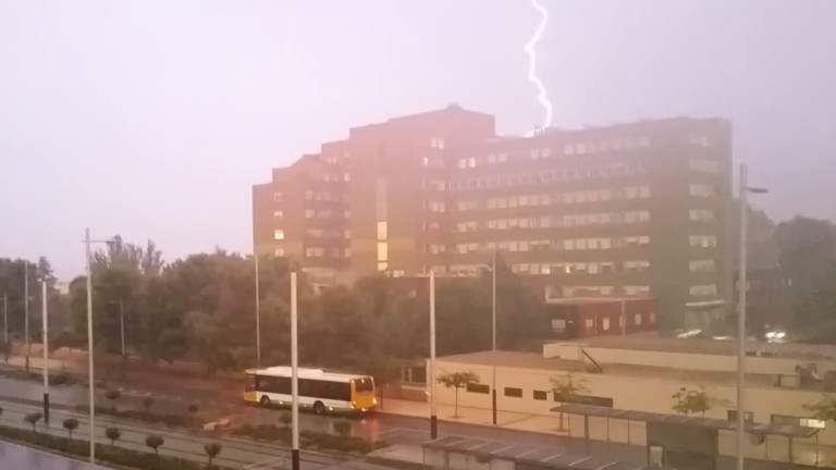 Una impresionante tormenta cae sobre Jaén