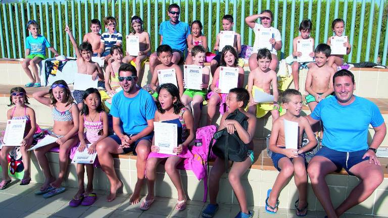 Sol, agua y juegos en las piscinas