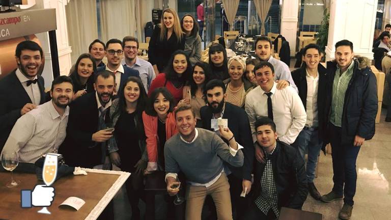Gran cena de un grupo de universitarios Gran cena de un grupo de universitarios