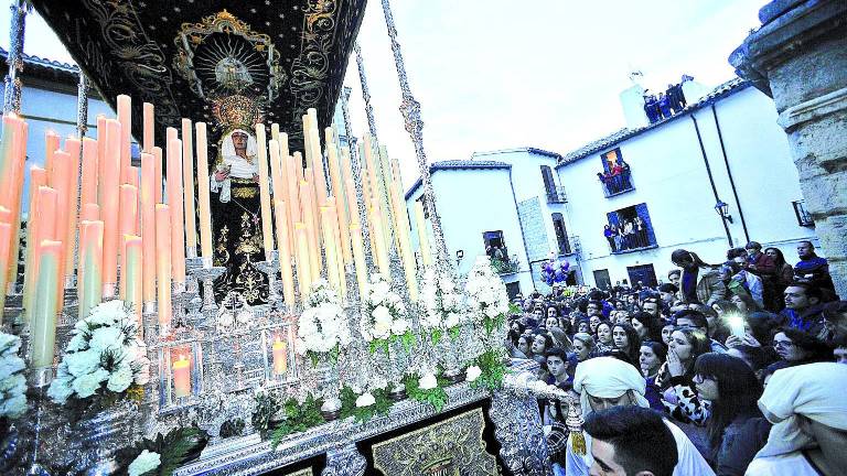 Una procesión “cum laude” Una procesión “cum laude”