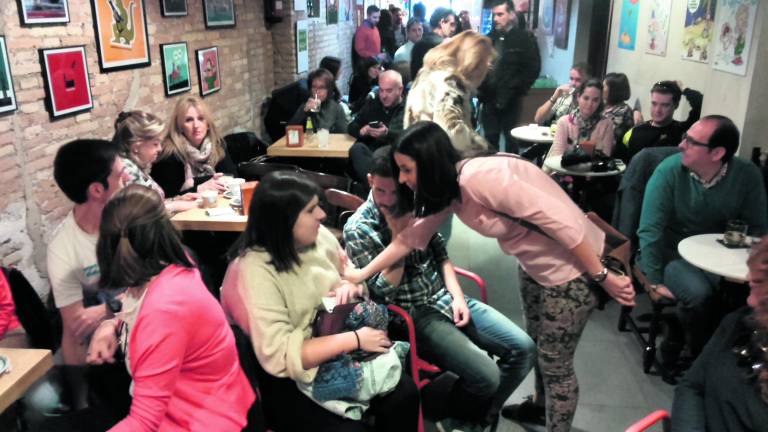 Risas entre café y copas Risas entre café y copas