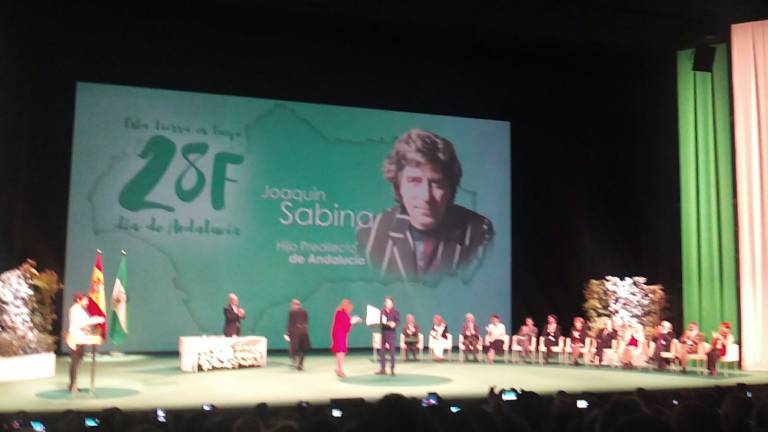 Andalucía rinde homenaje a Joaquín Sabina y a Gracia Rodríguez Andalucía rinde homenaje a Joaquín Sabina y a Gracia Rodríguez