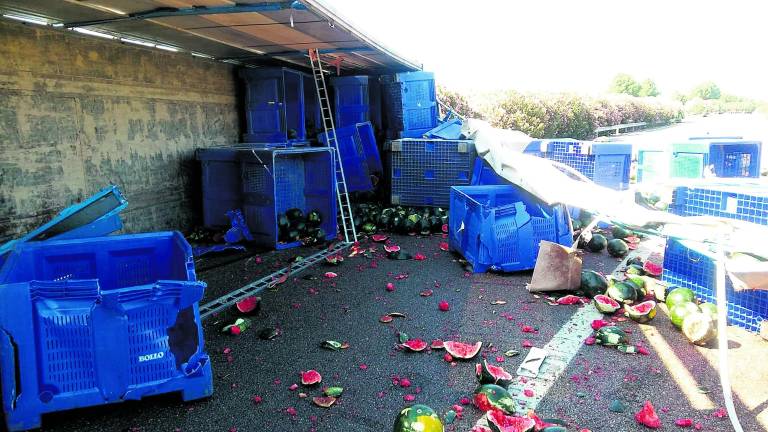 Vuelca un camión lleno de sandías