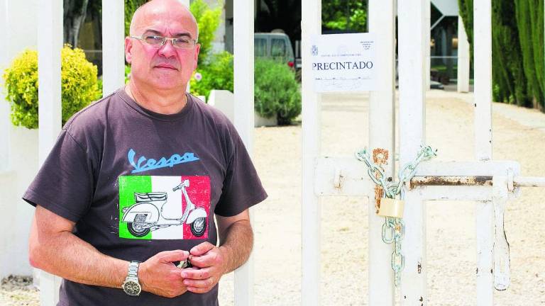 La Policía Local ejecuta la orden de precinto contra “El Batán” La Policía Local ejecuta la orden de precinto contra “El Batán”