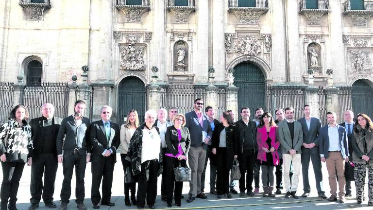 Parados y universitarios al frente