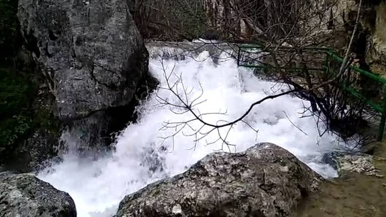 La Cueva del Agua de Quesada brota como nunca