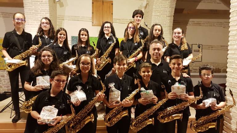 Lopera baila al ritmo del saxofón Lopera baila al ritmo del saxofón