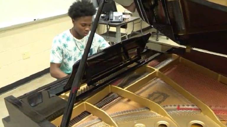 Un pianista de 17 años con cuatro dedos desafía las adversidades Un pianista de 17 años con cuatro dedos desafía las adversidades