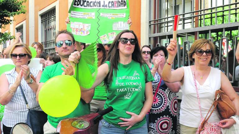 Interinos protestan contra los “recortes” en educación