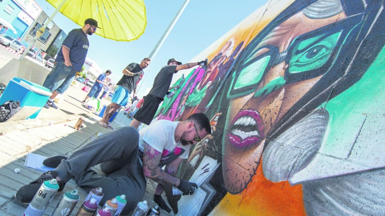 Grafiteros plasman su arte en un polígono