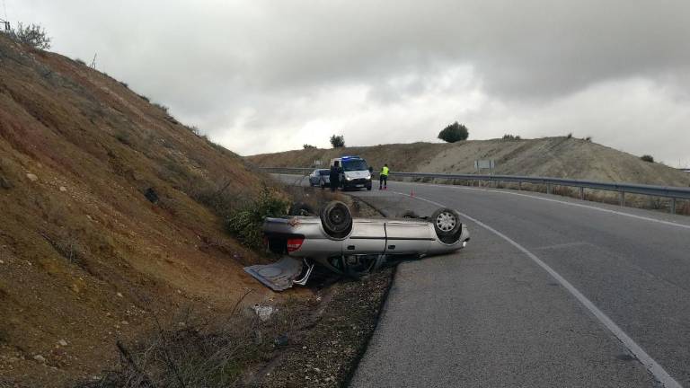 Aparatoso vuelco de un coche a las afueras de Jaén