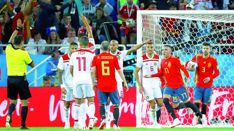 España sobrevive en el Mundial gracias al VAR España sobrevive en el Mundial gracias al VAR