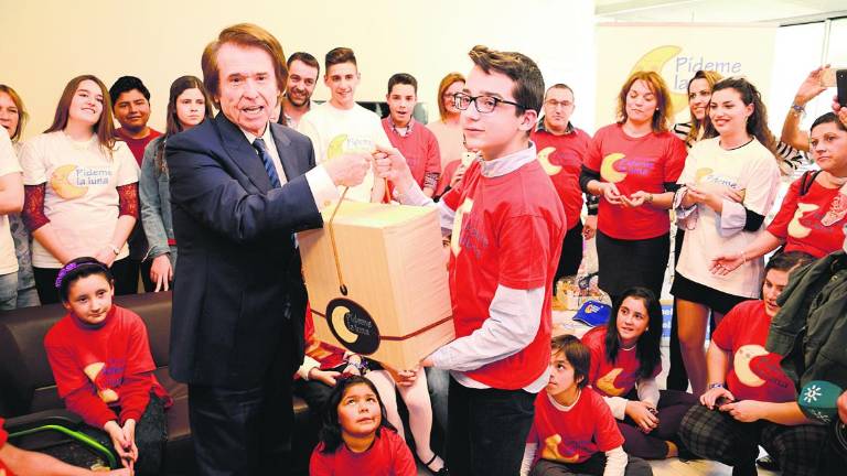 Raphael, nuevo padrino de honor de la asociación Pídeme la Luna