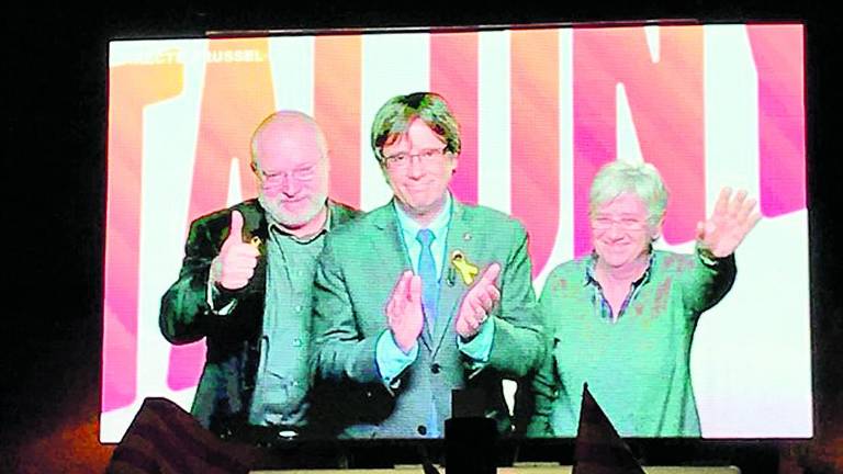 Puigdemont pide al Rey que “rectifique” Puigdemont pide al Rey que “rectifique”