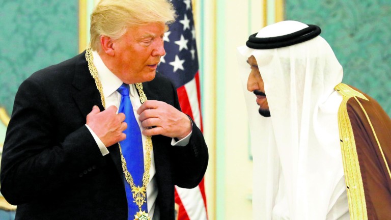 Arabia Saudí condecora a Donald Trump