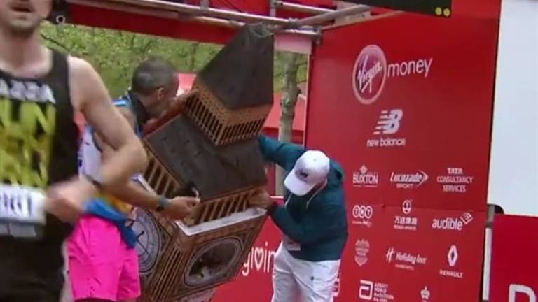 Un hombre corre la Maratón de Londres y no cabe por la meta Un hombre corre la Maratón de Londres y no cabe por la meta