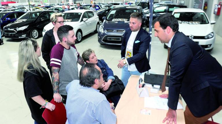 Un concesionario vende 200 coches en 4 días