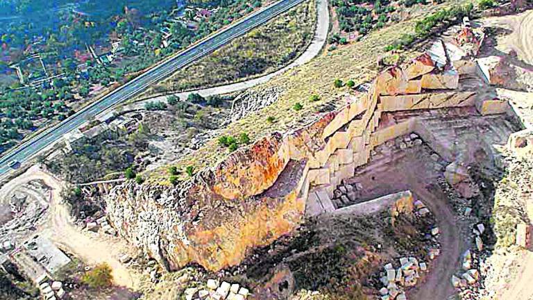 El juez decide en dos días si para la cantera