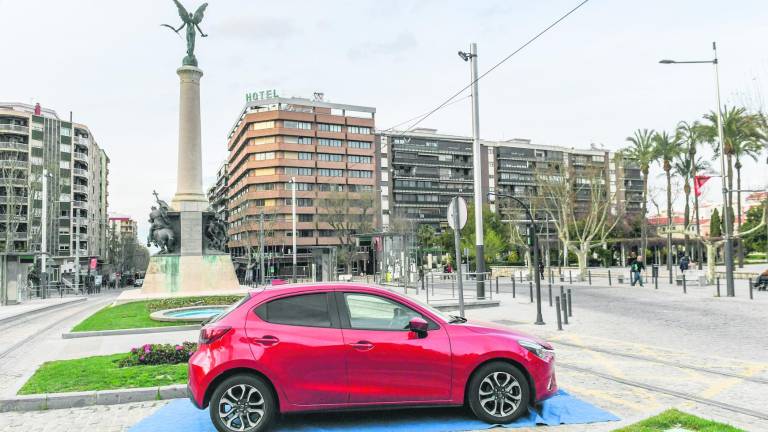 ¿Por qué hay coches-anuncio, aparcados en la vía pública?