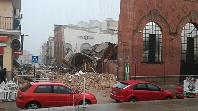 El derrumbe en el mercado de Linares afecta a 17 puestos y se apunta al mal tiempo como posible causa El derrumbe en el mercado de Linares afecta a 17 puestos y se apunta al mal tiempo como posible causa