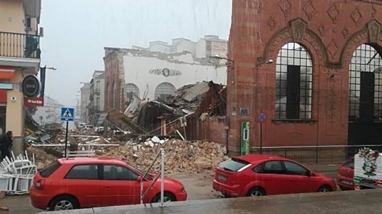 El derrumbe en el mercado de Linares afecta a 17 puestos y se apunta al mal tiempo como posible causa