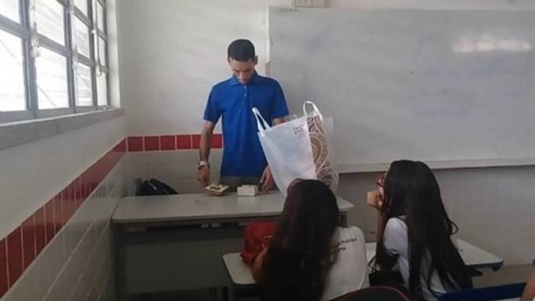 Alumnos de un colegio emocionan a un profesor Alumnos de un colegio emocionan a un profesor