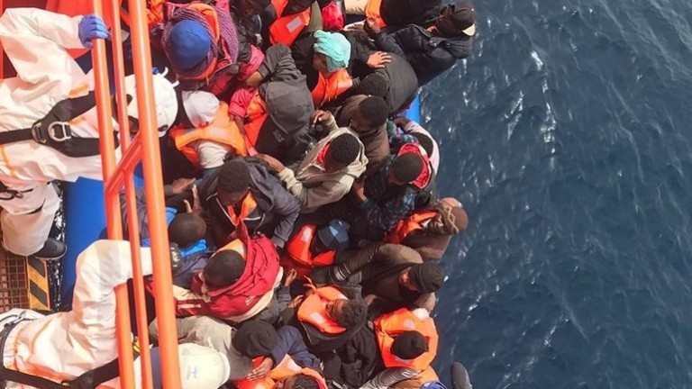Salvan a 400 personas en aguas mediterráneas