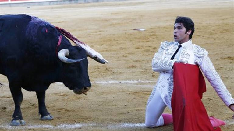 Cayetano Rivera herido tras una grave cornada Cayetano Rivera herido tras una grave cornada