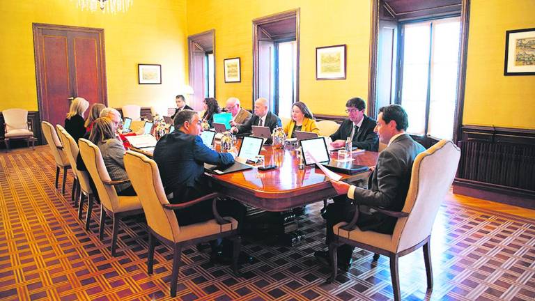 La Junta reduce a 57 los altos cargos y ahorra 500.000 euros La Junta reduce a 57 los altos cargos y ahorra 500.000 euros