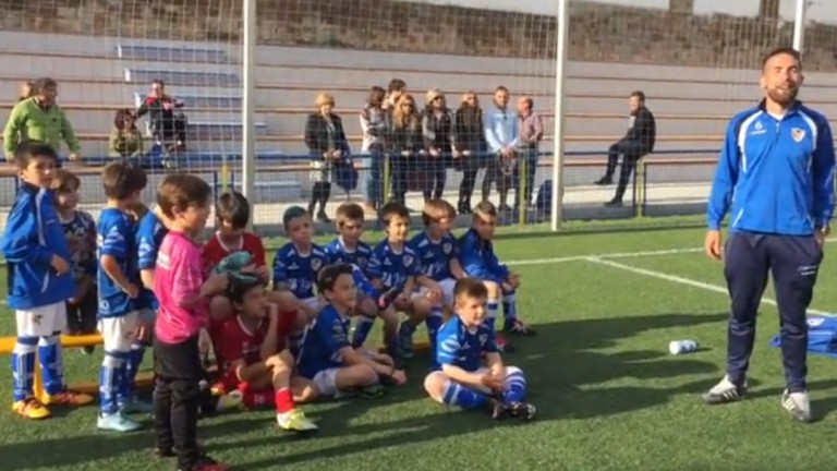 Los prebenjamines del Linares homenajean con un vídeo a su entrenador, Fran Carles