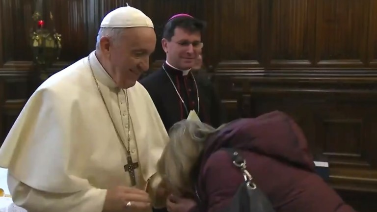 El Papa aparta la mano con brusquedad cuando le quieren besar